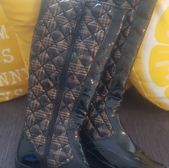 💖HOST PICK💖!👍👍!Gorgeous quilted high Boots. - Picture 1 of 4